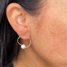 Load image into Gallery viewer, 18k Gold Filled Designed Thin Hoop Earring With Simulated Pearl