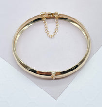 Load image into Gallery viewer, 18k Gold Filled Plain Bangle With Patterned Sides & Clasp Chain