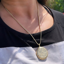 Load image into Gallery viewer, 18k Gold Filled Engraved Circle Locket