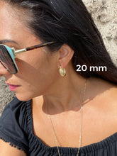 Load image into Gallery viewer, 18K Gold Filled Hoop Earrings Featuring Middle Detail Rugged