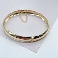 Load image into Gallery viewer, 18k Gold Filled Plain Bangle With Patterned Sides & Clasp Chain