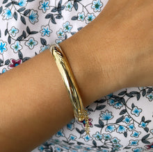 Load image into Gallery viewer, 18k Gold Filled Plain Bangle With Patterned Sides & Clasp Chain