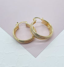Load image into Gallery viewer, 18K Gold Filled Hoop Earrings Featuring Middle Detail Rugged