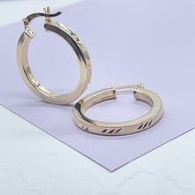 Load image into Gallery viewer, 18k Gold Filled Sharp Edges Hoop Earrings with Smooth Finish and 3 Score Pattern