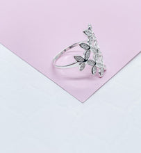 Load image into Gallery viewer, 925 Sterling Silver Ring With Small Flowers Engraved With CZ Stone In Center