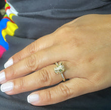 Load image into Gallery viewer, 18k Gold Filled Zirconia Panther Ring With Emerald colored Eyes