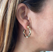 Load image into Gallery viewer, 18k Gold Filled Smooth Puffy Open Hoop With Vertial & Horizontal Cut Patterns