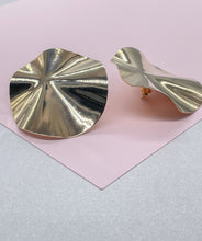 Load image into Gallery viewer, 18k Gold Filled Large Hammered Circle Disk Stud Earring, Minimalist Earring, Simple Earring