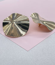 Load image into Gallery viewer, 18k Gold Filled Large Hammered Circle Disk Stud Earring, Minimalist Earring, Simple Earring