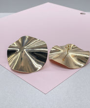 Load image into Gallery viewer, 18k Gold Filled Large Hammered Circle Disk Stud Earring, Minimalist Earring, Simple Earring