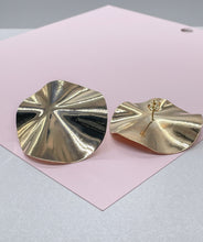 Load image into Gallery viewer, 18k Gold Filled Hammered Circle Stud Earrings: Minimalist Disks