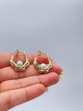 Load image into Gallery viewer, 18k Gold filled Boho Style Wavy Hoop Earrings With Inner Pearl Attached