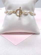 Load image into Gallery viewer, 18k Gold Filled Synthetic Pearl Toggle Bracelet