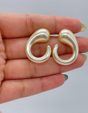 Load image into Gallery viewer, Synthetic Pearl Earring with Semi-Swirl Shape