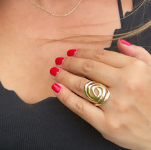 Load image into Gallery viewer, 18k Gold Filled Plain Swirly Gold Ring
