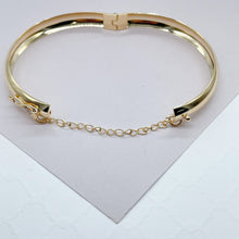 Load image into Gallery viewer, 18k Gold Filled Plain Bangle With Patterned Sides &amp; Clasp Chain
