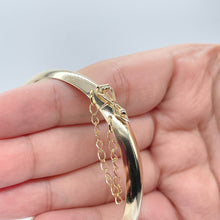 Load image into Gallery viewer, 18k Gold Filled Plain Bangle With Patterned Sides &amp; Clasp Chain
