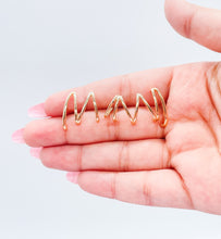 Load image into Gallery viewer, 18k Gold Filled Line Crowded Claw Stud Earring
