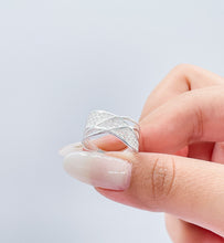 Load image into Gallery viewer, 925 Sterling Silver Ring With Honey Comb Textures &amp; Smooth Thin Rows
