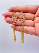 Load image into Gallery viewer, 18k Gold Filled Flower Medallion Earring With Singapore Chain Tassles
