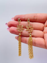 Load image into Gallery viewer, 18k Gold Filled Flower Medallion Earring With Singapore Chain Tassles
