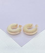 Load image into Gallery viewer, 18k Gold Filled Chunky Bubble Grain-Textured 8mm Open Hoop Earring
