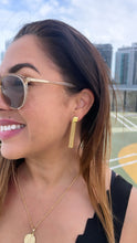 Load image into Gallery viewer, 18k Gold Filled Dangling Snake Link Earring, Minimalist Earrings, Gifts for her, Dainty Earrings
