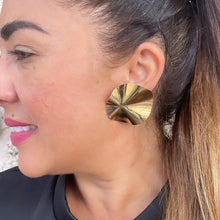 Load image into Gallery viewer, 18k Gold Filled Large Hammered Circle Disk Stud Earring, Minimalist Earring, Simple Earring
