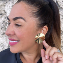 Load image into Gallery viewer, 18k Gold Filled Large Hammered Circle Disk Stud Earring, Minimalist Earring, Simple Earring
