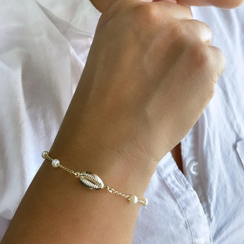 18k Gold Filled Delicate Pearl Bracelet featuring Cowrie Shell in the middle for a Summer Look