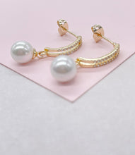 Load image into Gallery viewer, 18k Gold Filled Dangling Drop Earring With Smooth Pearl on the bottom
