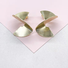 Load image into Gallery viewer, 18k Gold Filled Fanned out Earrings with Stripped Pattern
