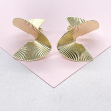 Load image into Gallery viewer, 18k Gold Filled Fanned out Earrings with Stripped Pattern
