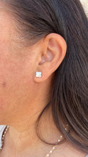 Load image into Gallery viewer, 18k Gold Filled Tiny Flower Stud Pearl Earrings
