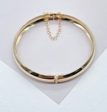Load image into Gallery viewer, 18k Gold Filled Plain Bangle With Patterned Sides &amp; Clasp Chain
